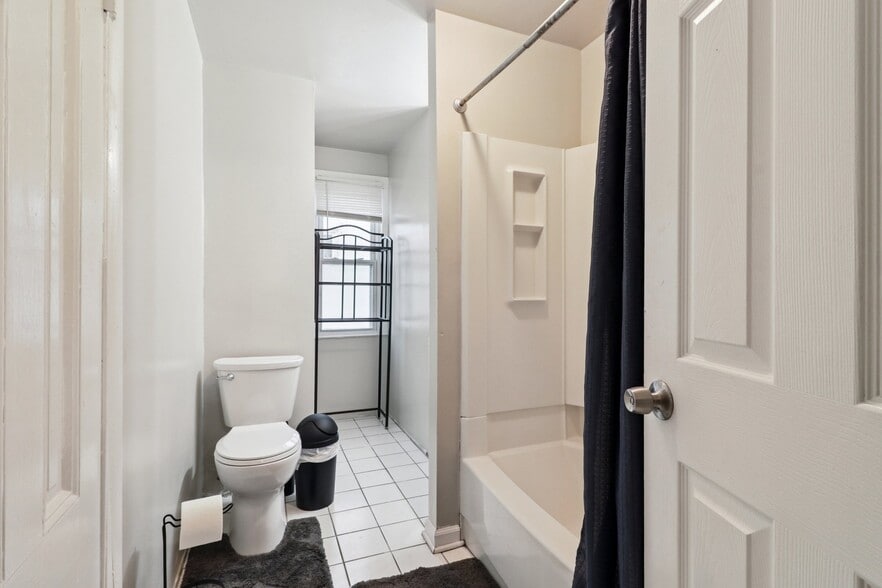 Share a bathroom with 2 other rooms - 136 Shelton Ave