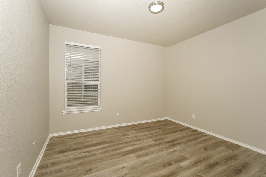 Building Photo - 20107 Silver Strm