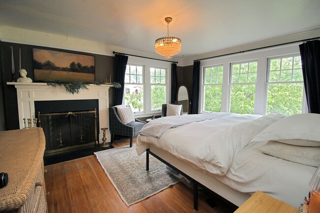 Building Photo - LAURELHURST: Classic 4 Bedroom Craftsman G...