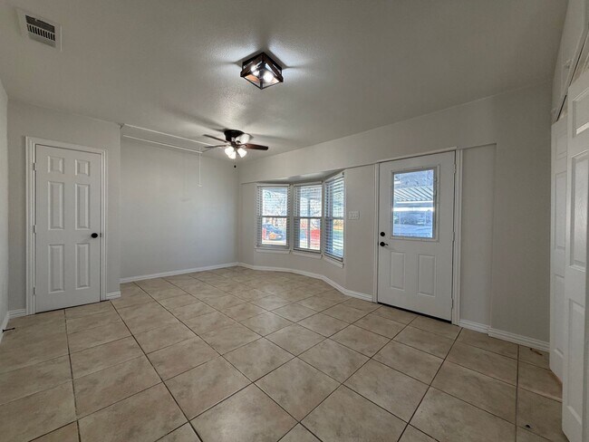 Building Photo - AVAILABLE NOW 3 BEDROOM 2 BATH HOME IN SAGINAW