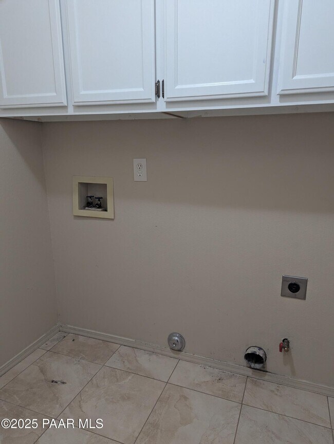 Building Photo - 4381 N Lone Cactus Dr