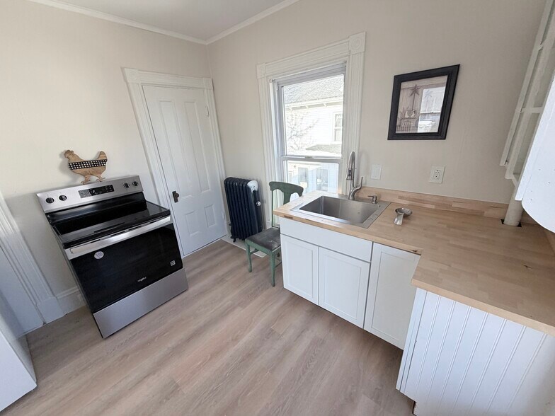 Building Photo - 16 Parkview Ave