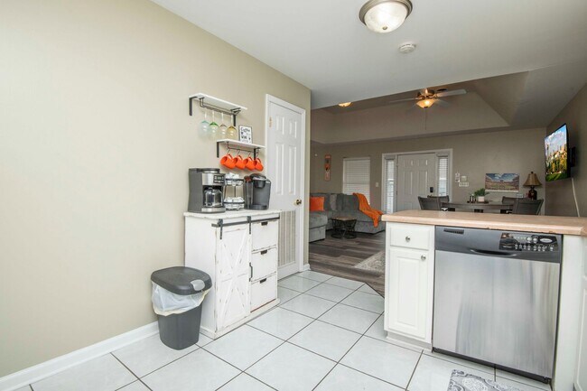 Building Photo - Knoxville 37916 - 3 bedroom, 2 bath condo in UT area, Short term rental considered @ $3400 a mont...