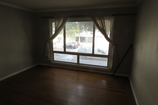 Building Photo - 2 Bedroom with VIEWS in Sunnyside Neighborhood