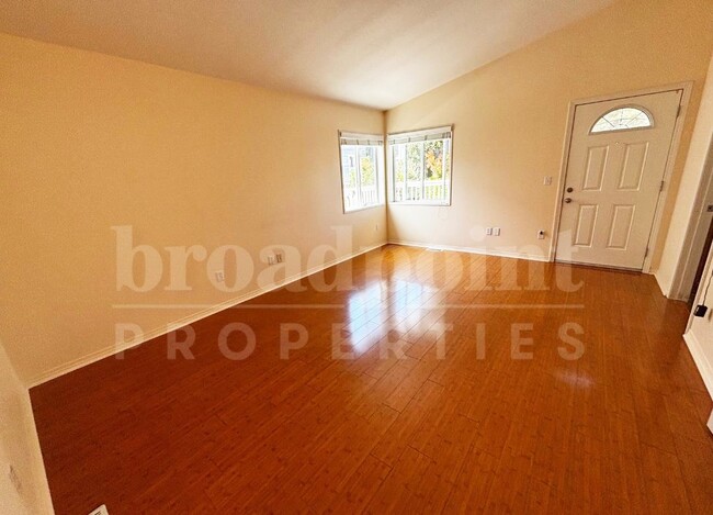 Building Photo - 525 W El Norte Pkwy