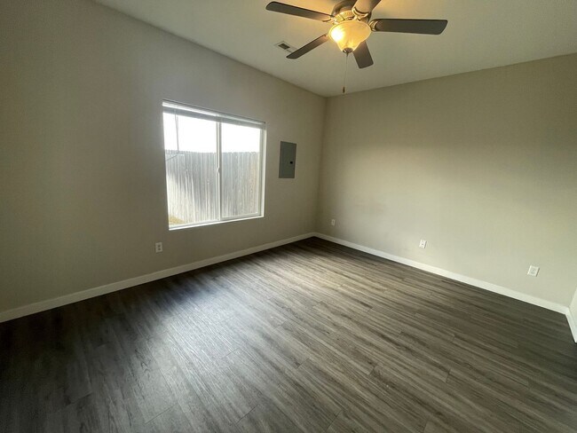 Building Photo - 13544/46 Haskell