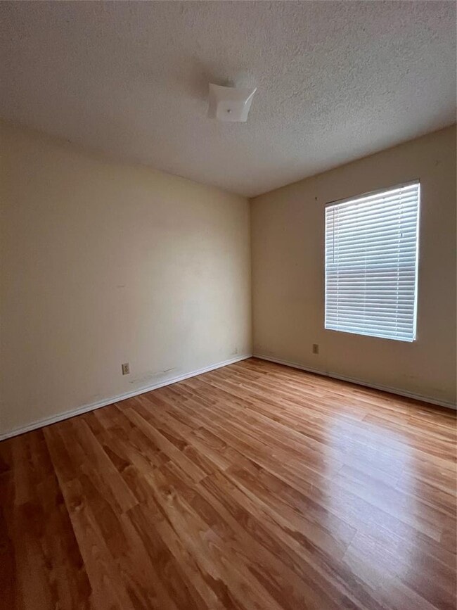 Building Photo - 433 Sailmaster St