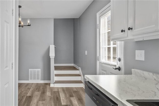 Building Photo - 501 Pine Park St