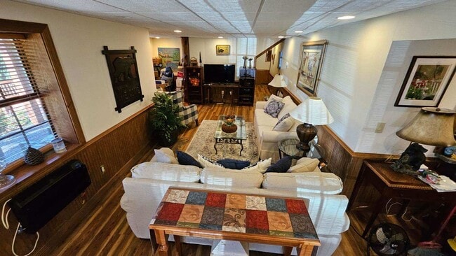 Building Photo - $1,900 - 2 Bedroom 1 Bathroom Gorgeous Fur...