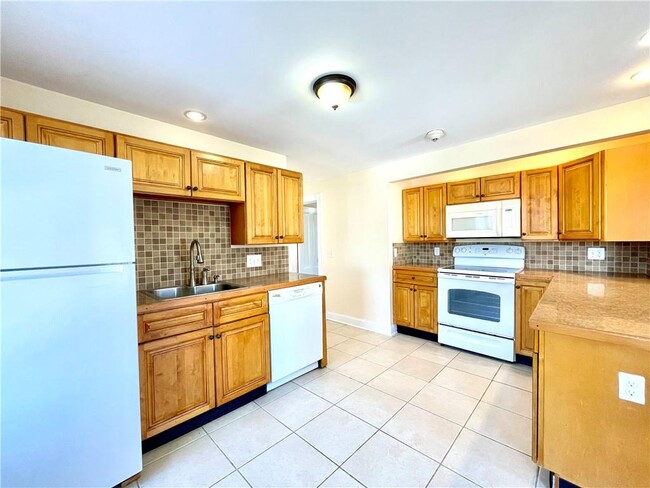 Building Photo - 14 Dresser St