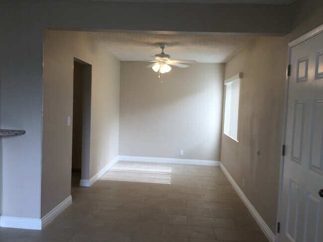 Building Photo - Main16761-73