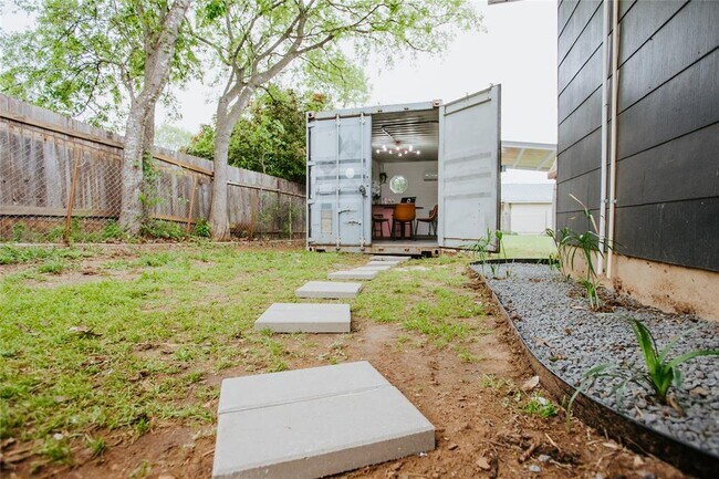 Building Photo - 604 W Pecan Dr