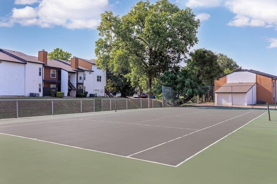 Building Photo - 1225 E Pleasant Run Rd