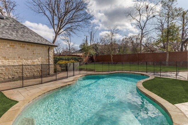Building Photo - 6416 Dykes Way