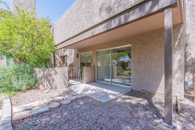 Building Photo - Live in luxury in this Scottsdale condo!