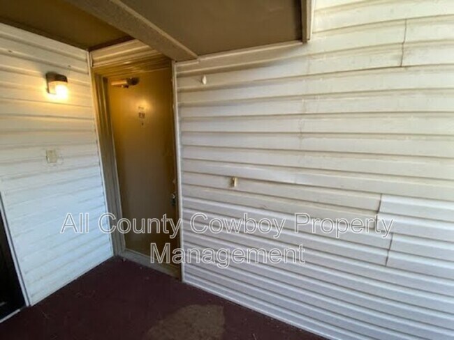 Building Photo - 527 E Spring Creek Dr