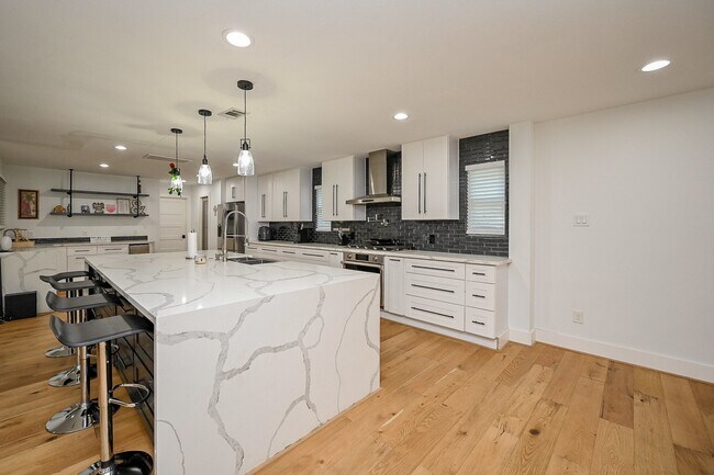 Building Photo - 25602 Yellow Pine Ln