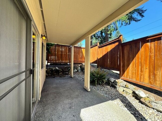 Building Photo - AVAILABLE NOW! Spacious 2 Bed, 1.5 Bathroo...