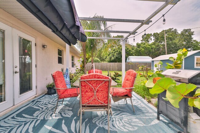 Building Photo - Furnished, Beautifully decorated 3 bedroom...