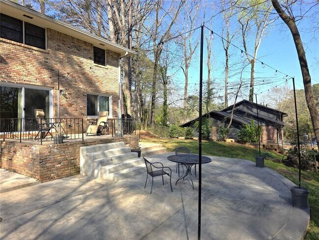 Building Photo - 2457 Sunset Dr NE