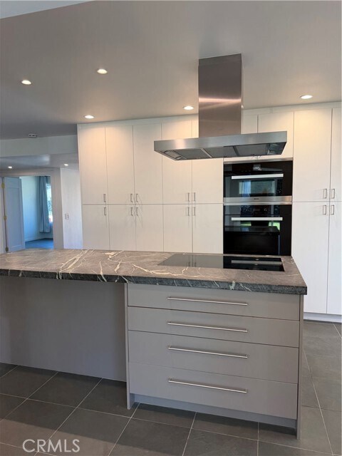 Building Photo - 15999 Via De Las Palmas