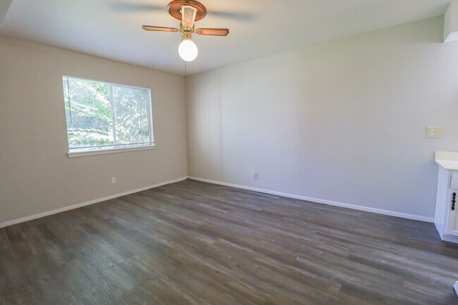Building Photo - 2 Bed | 2 Bath in Central Tulsa!