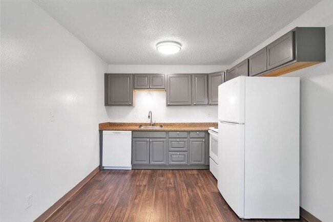 Building Photo - 2 bedroom home in Portsmouth Community!!