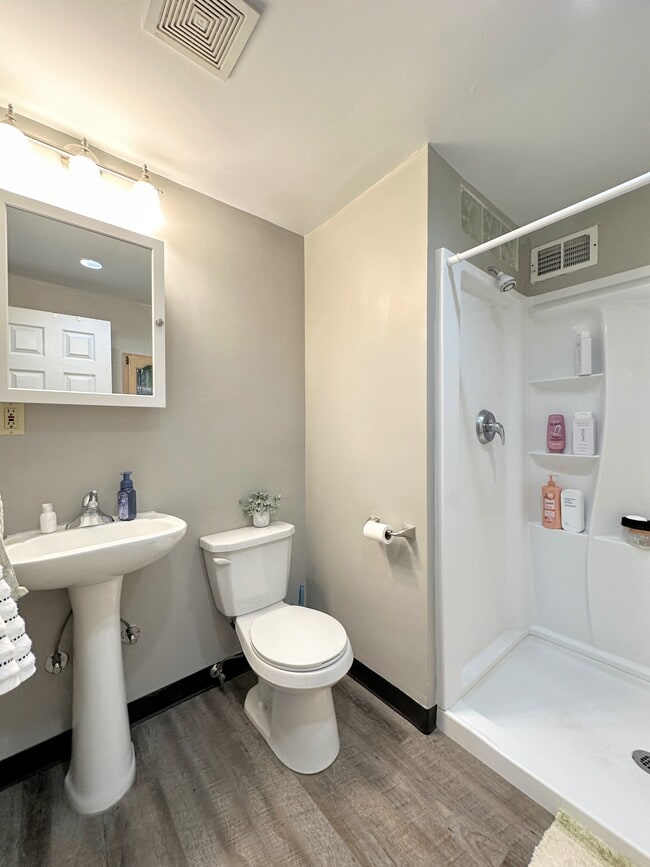 Building Photo - 2221 Jane St