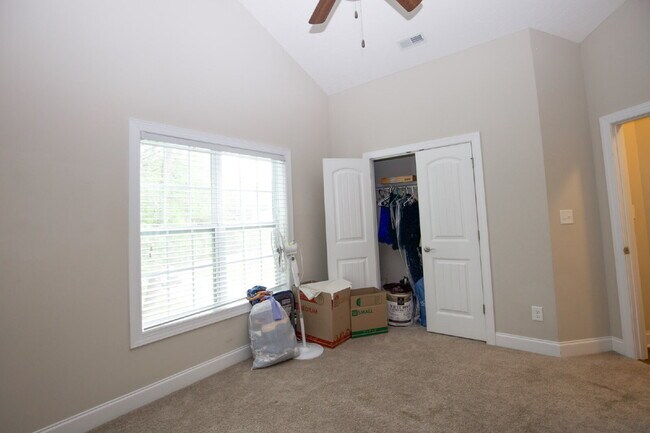 Building Photo - "Large 3-Bedroom plus BONUS Retreat with S...