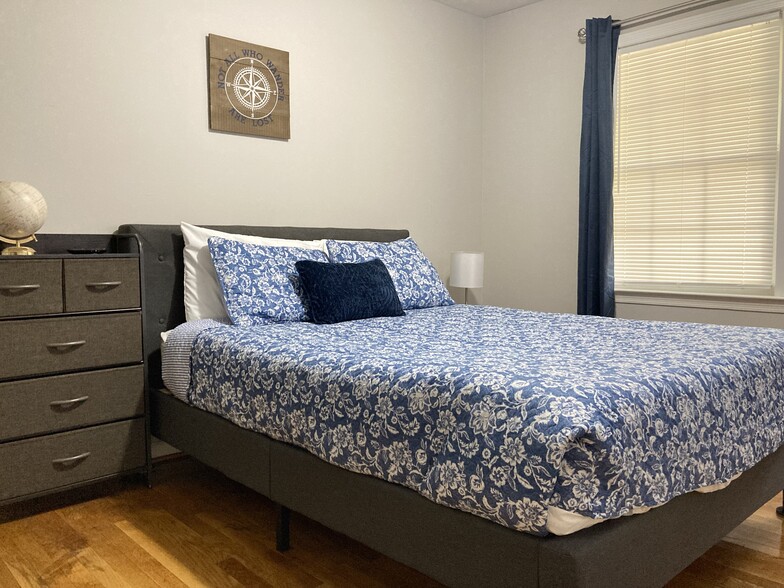 bedroom 2 with ROKU TV - 3132 Oak Cir