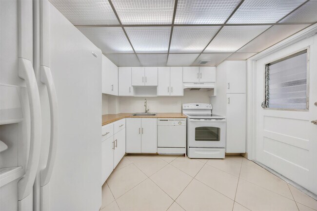 Building Photo - 2850 N Palm Aire Dr