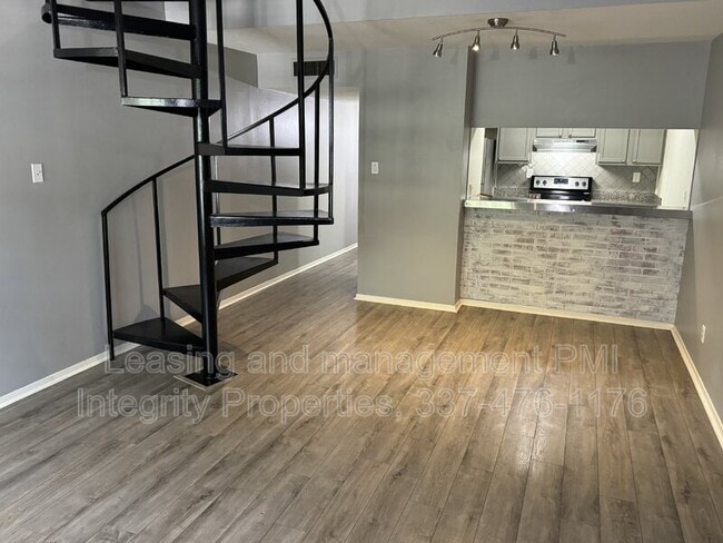 Building Photo - 300 Lozes Ave