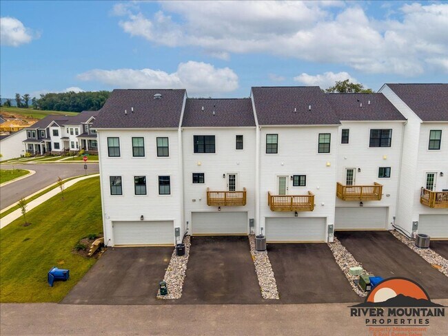 Building Photo - Charming Townhome with Garage and Bonus Room