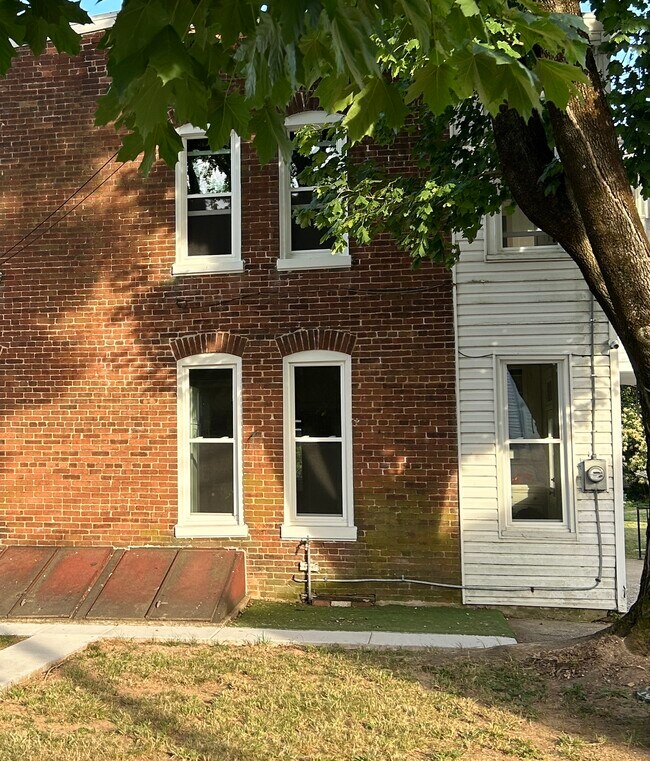 Building Photo - 15 E Gay St