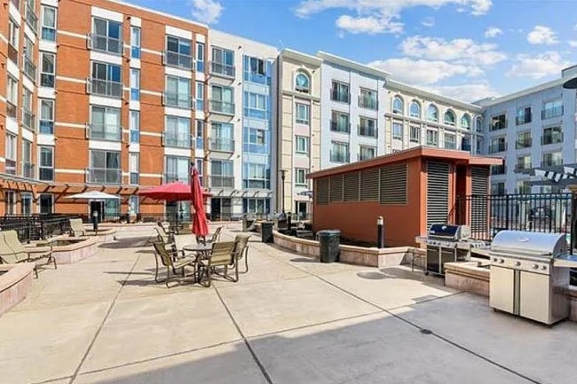 Building Photo - 445 Island Ave