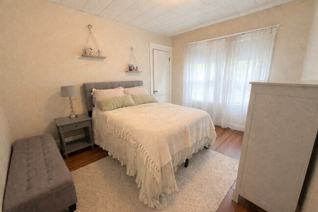 Building Photo - 17 Bentley St