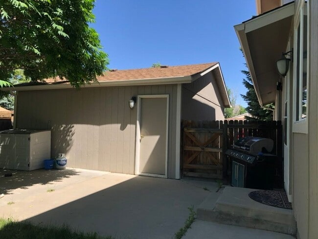 Building Photo - 905 Pasque Dr