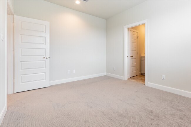 Building Photo - 2802 Grand Fountains Dr