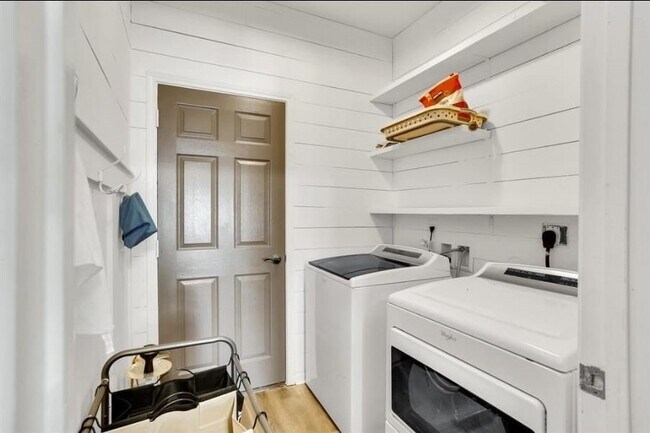 Building Photo - 6715 Plum Springs Ln