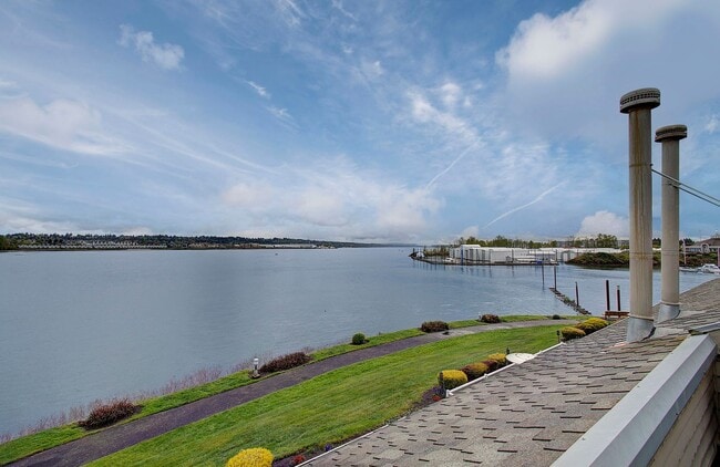Building Photo - Bright Loft Condo with Stunning Columbia River Views