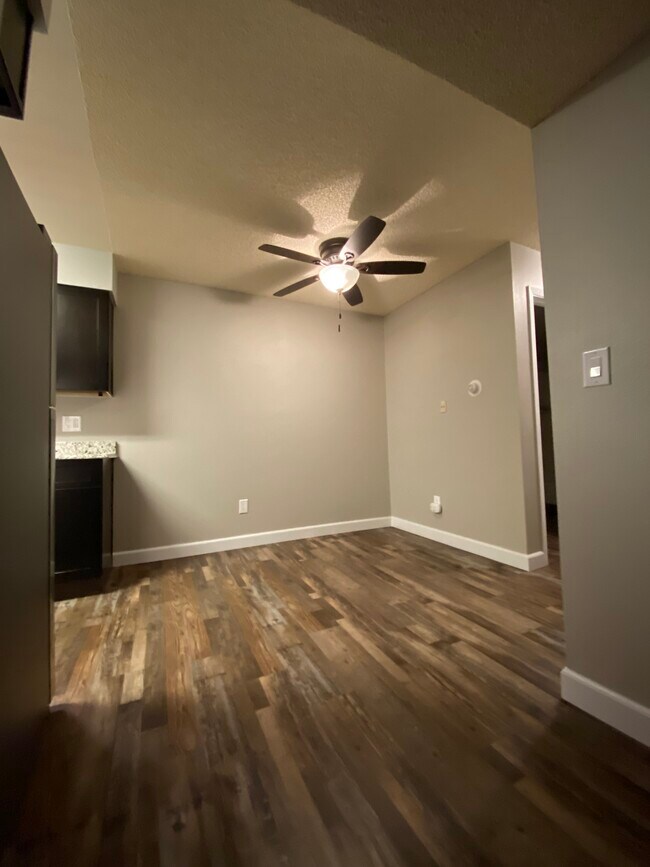 Building Photo - 380 Paradise Cir