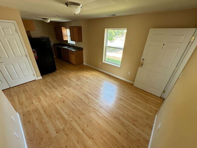 Building Photo - 601 Honeysuckle Ln