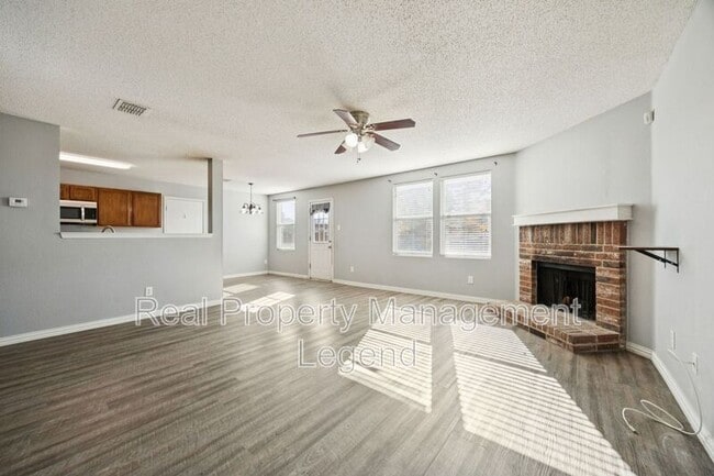 Building Photo - 2900 Sheridan Ln