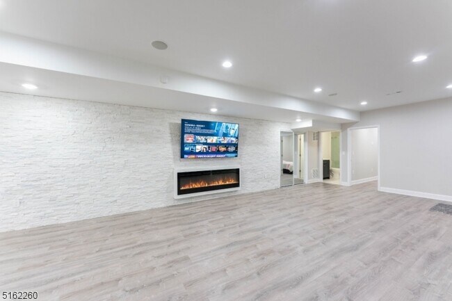 Building Photo - 12 Fieldflower Dr