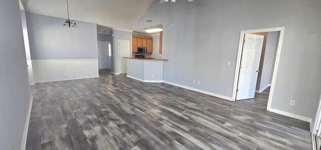 Building Photo - Beautiful 3-Bedroom, 2-Bath 2nd Floor Cond...