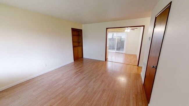 Building Photo - Charming First-Floor Mid-Century Apartment...