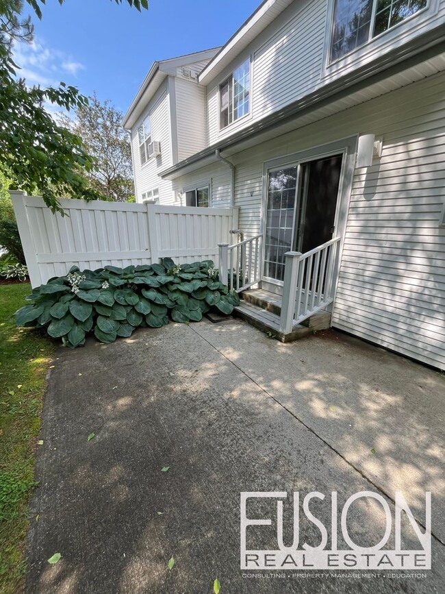 Building Photo - Impeccably Maintained 3bd, 2 bth Stonington Circle Condo!