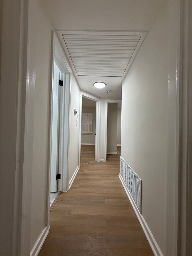 Building Photo - Now Available — Newly Remodeled 4BR / 2BA Home in Dalraida