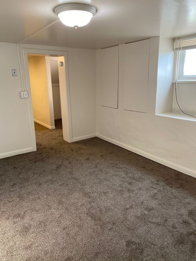 Building Photo - 6 bedroom 2 bath home