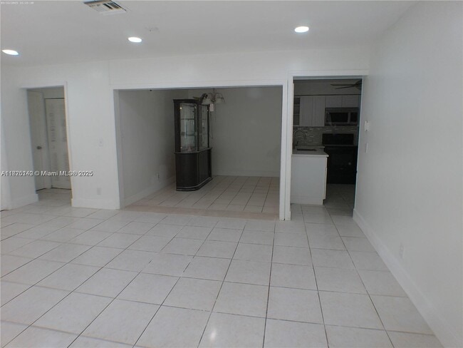 Building Photo - 618 NW 46th Ave